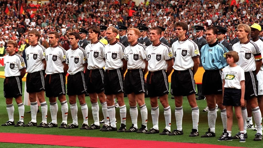 Die deutsche Nationalmannschaft im weißen adidas-Trikot beim EM-Finale 1996